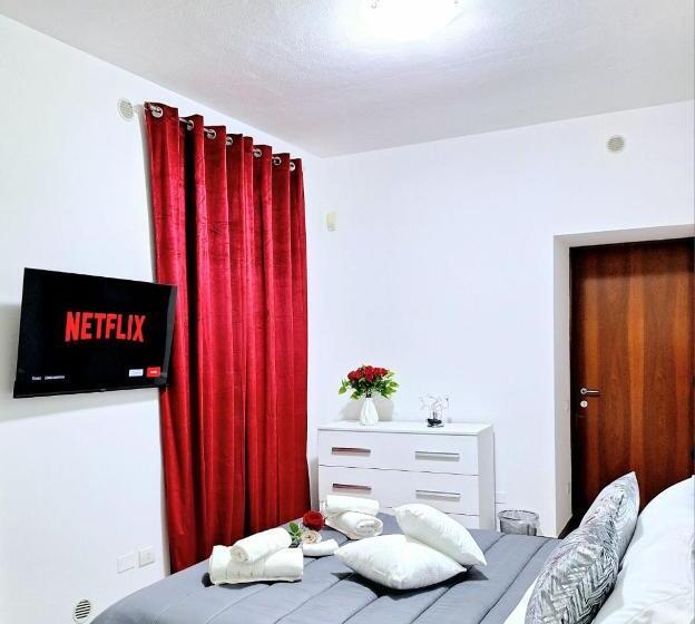 Pensió Black & White