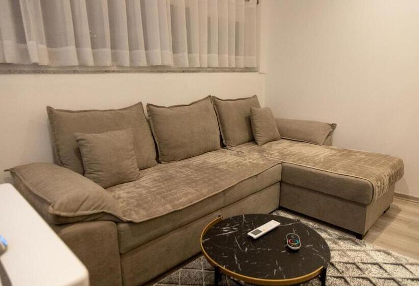 پانسیون Cozzy Loft Blloku Downtown