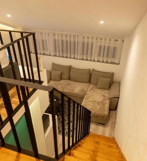 پانسیون Cozzy Loft Blloku Downtown