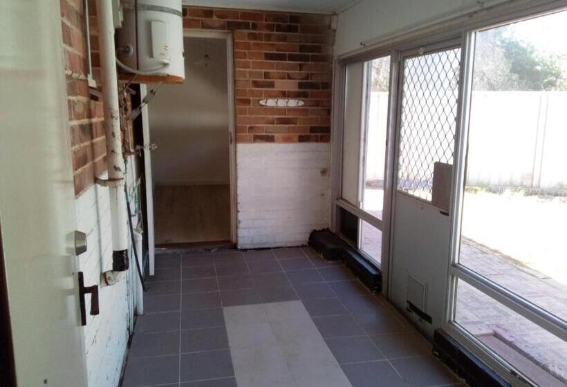 ペンション Homestay Upon Kenwick Station