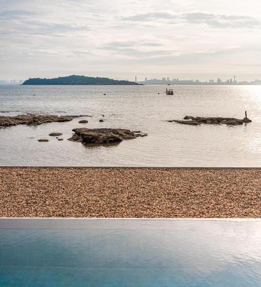 Tasana Bar And Luxury Resort