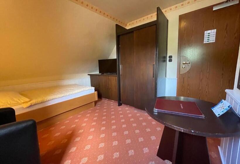 בית מלון כפרי Unter Den Linden