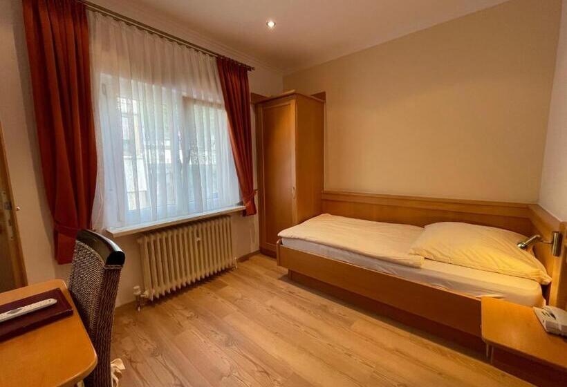 בית מלון כפרי Unter Den Linden