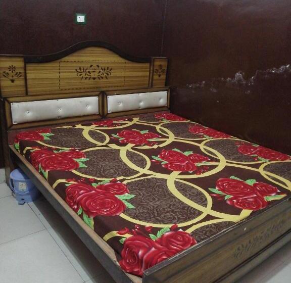 Отель Oyo Harjender Guest Houses & Family Restaurant