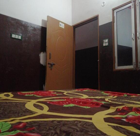 Отель Oyo Harjender Guest Houses & Family Restaurant