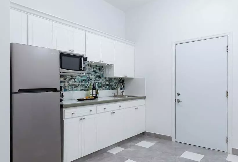 هتل The Suites At Mr Grouper