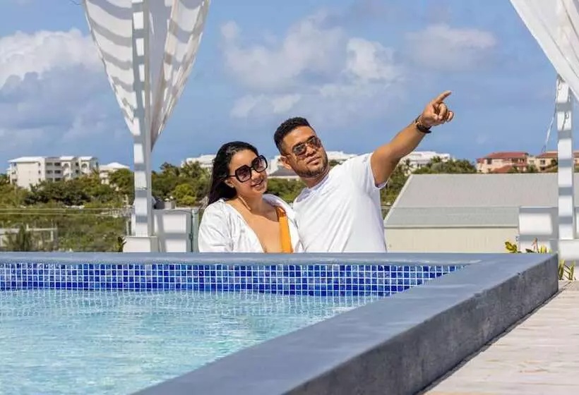 هتل The Suites At Mr Grouper