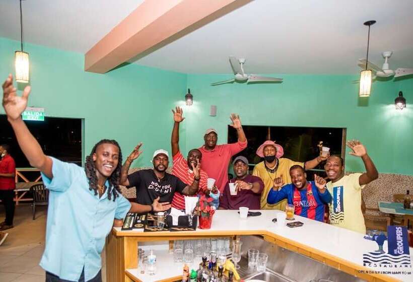 هتل The Suites At Mr Grouper