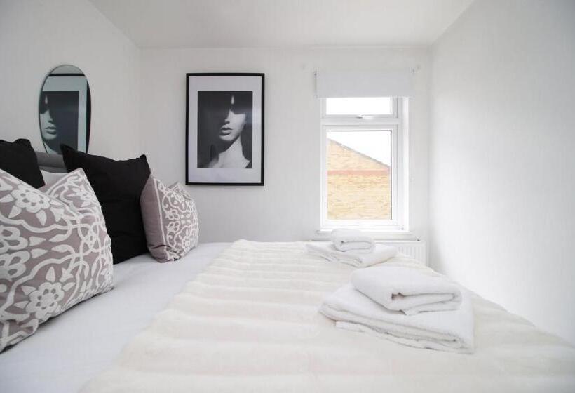 Pension 4 Br With Free On Street Parking