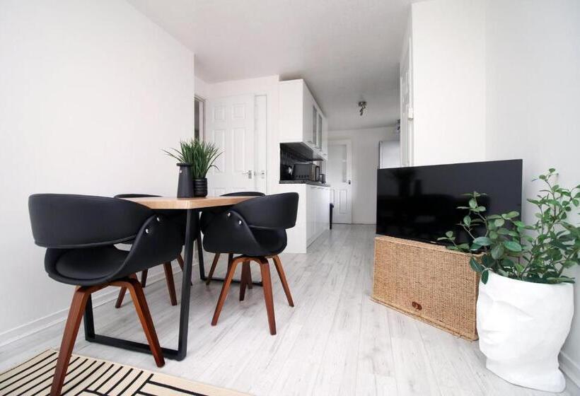 Pension 4 Br With Free On Street Parking