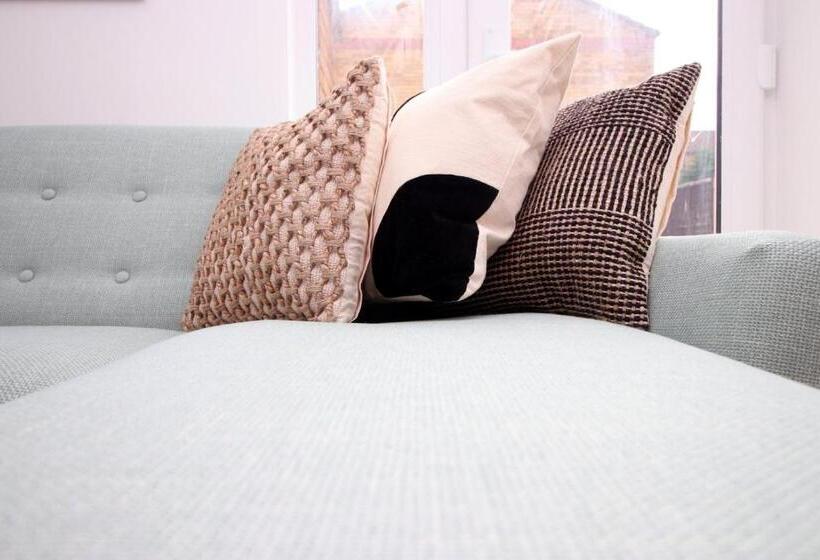 Pension 4 Br With Free On Street Parking