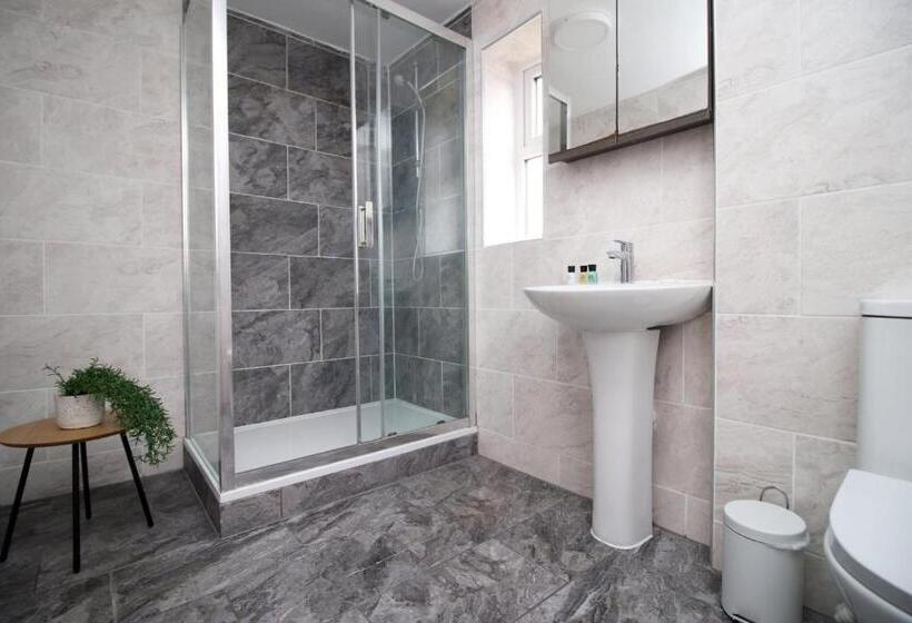 Pension 4 Br With Free On Street Parking