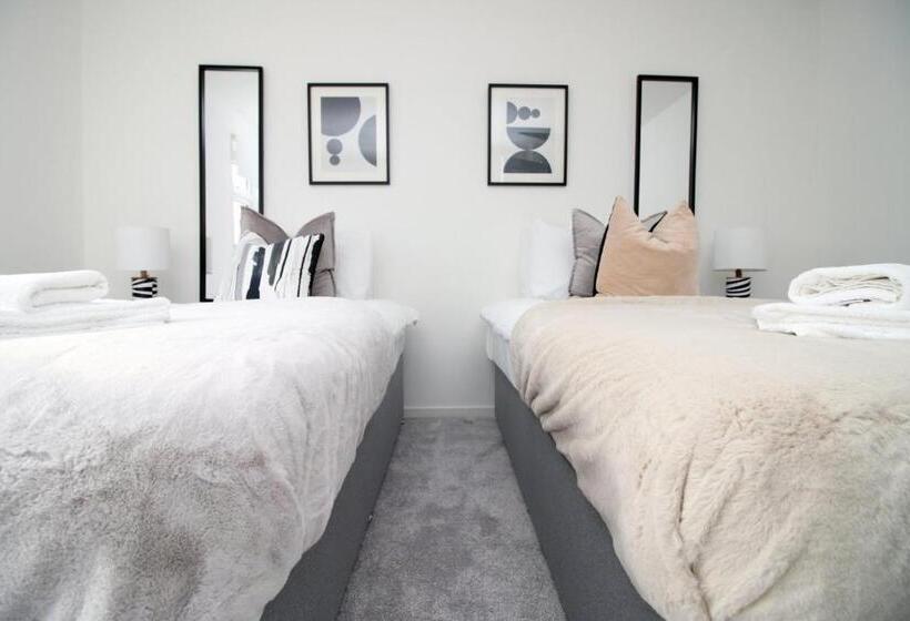 Pension 4 Br With Free On Street Parking