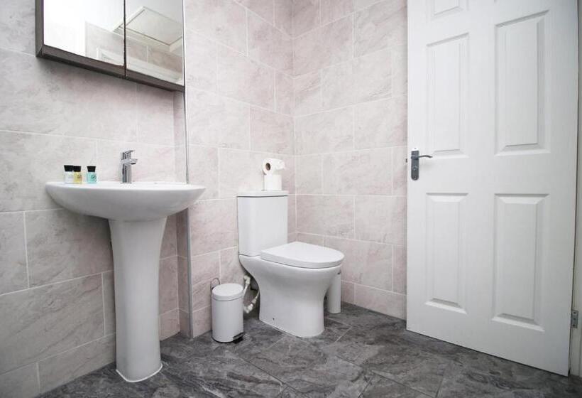 Pension 4 Br With Free On Street Parking