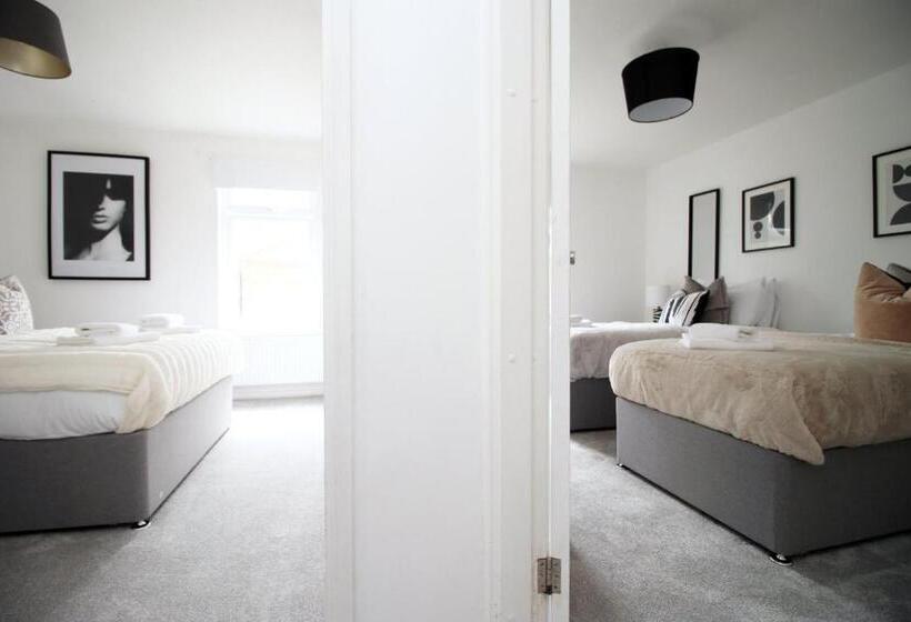 Pension 4 Br With Free On Street Parking