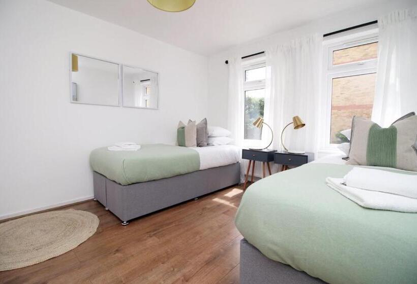 Pension 4 Br With Free On Street Parking