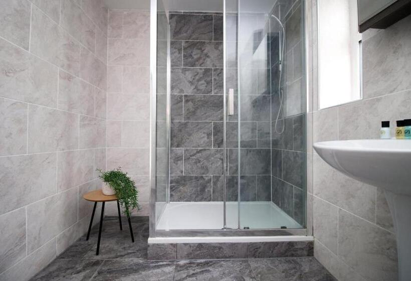 Pension 4 Br With Free On Street Parking