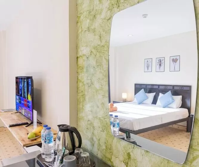 هتل Club 22 Kamala Suites