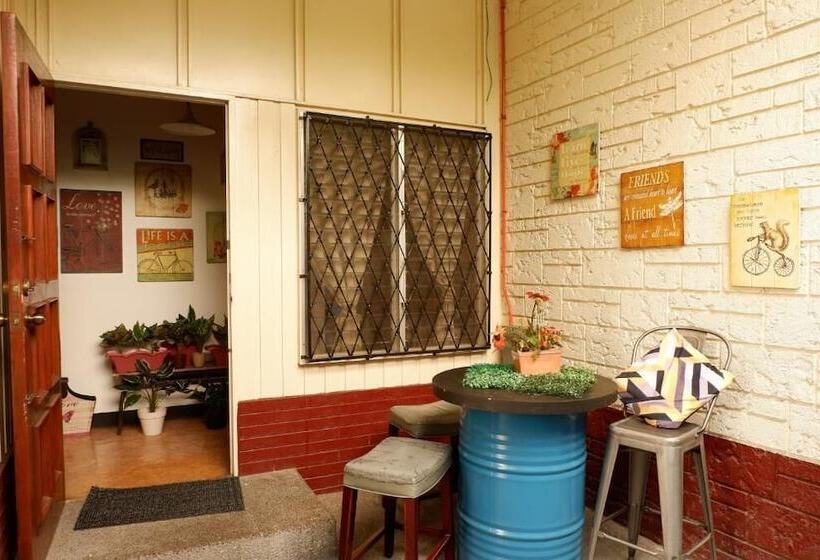 Food District Hostel Cebu Central