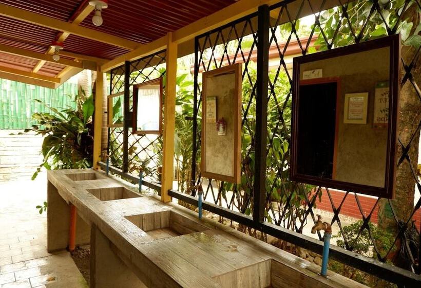 Food District Hostel Cebu Central