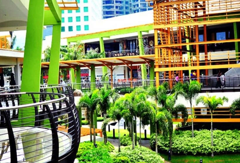 Food District Hostel Cebu Central