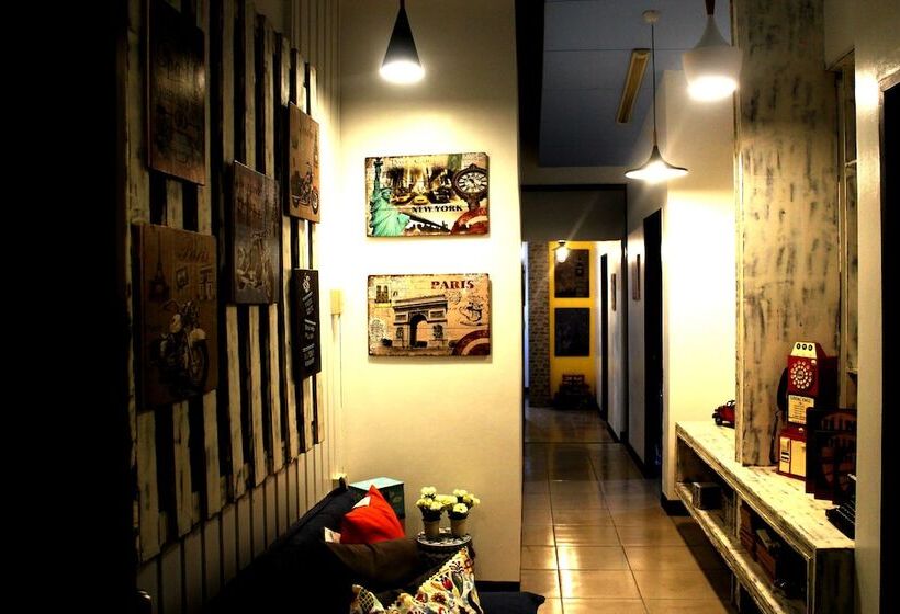 Food District Hostel Cebu Central