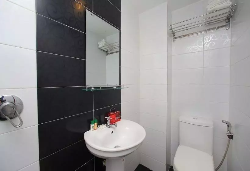 هتل Zen Rooms Raja Laut