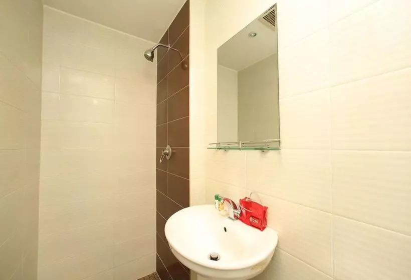 هتل Zen Rooms Raja Laut
