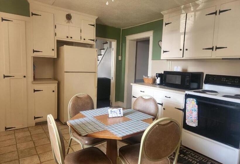 Spruce Lane Lodge And Cottages