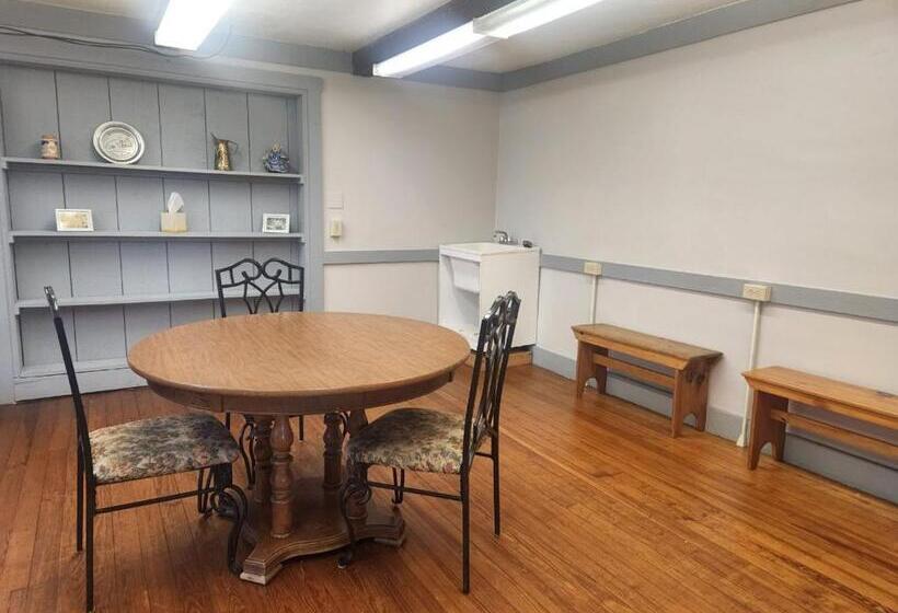 Spruce Lane Lodge And Cottages