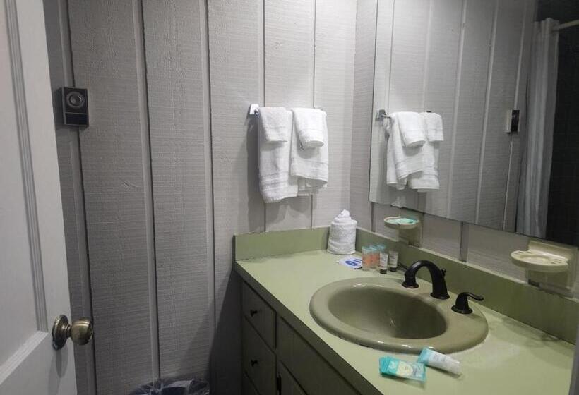 Spruce Lane Lodge And Cottages