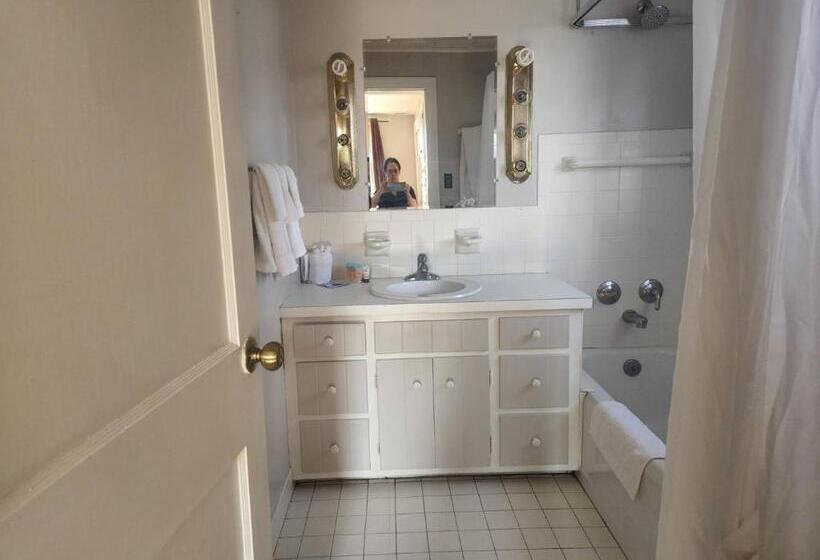 Spruce Lane Lodge And Cottages