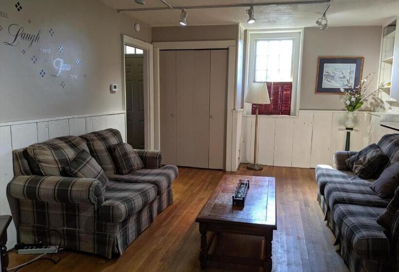 Spruce Lane Lodge And Cottages