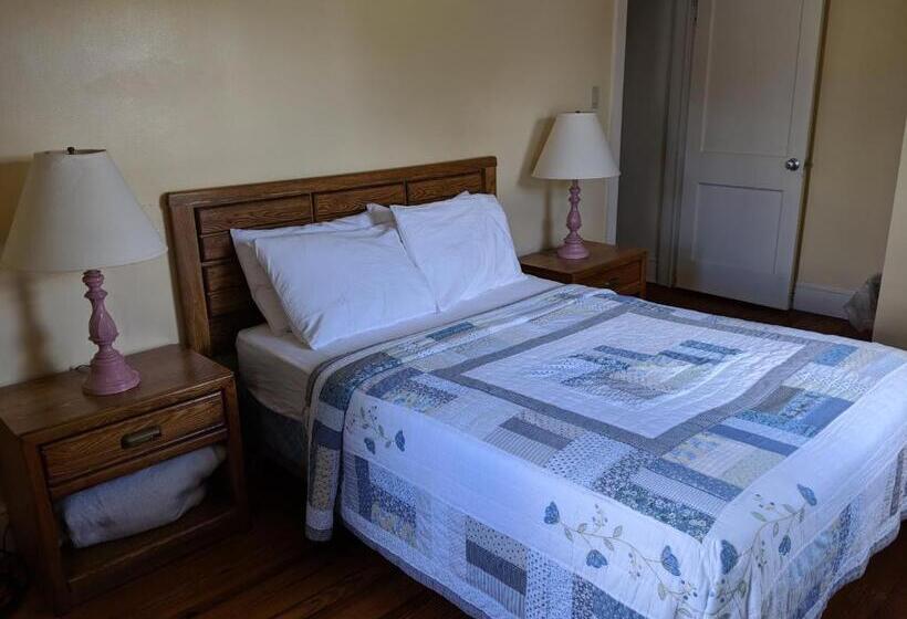 Spruce Lane Lodge And Cottages