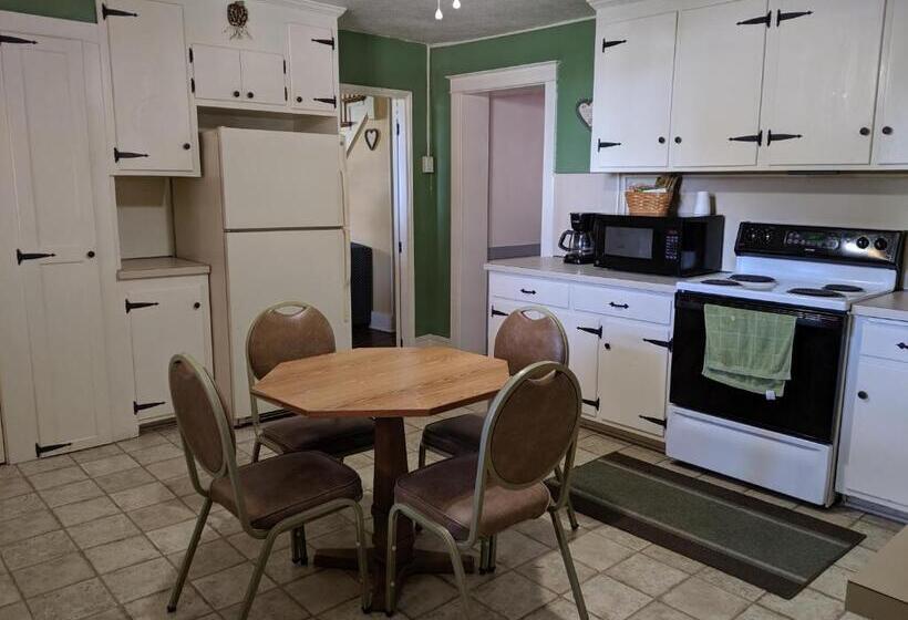 Spruce Lane Lodge And Cottages