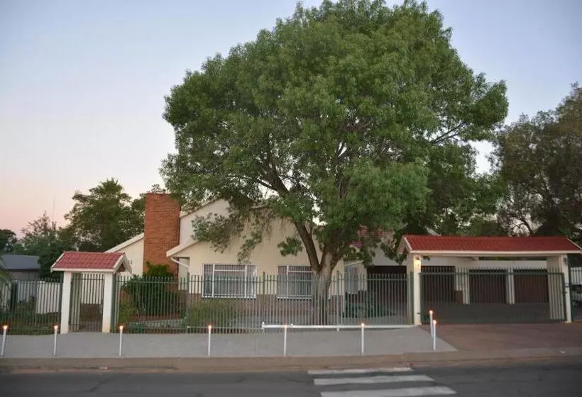 پانسیون Blue Crane Guest House Bloemfontein