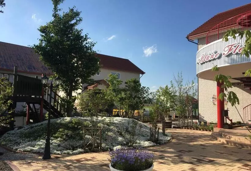 Petit Hotel Blanc Fleur