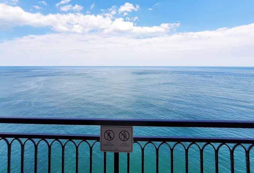 Отель Ramada By Wyndham Gangwon Sokcho