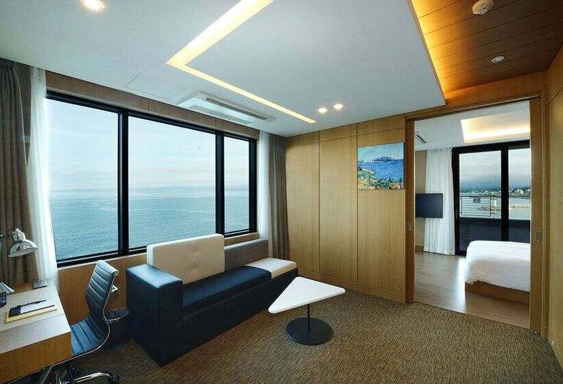 Отель Ramada By Wyndham Gangwon Sokcho