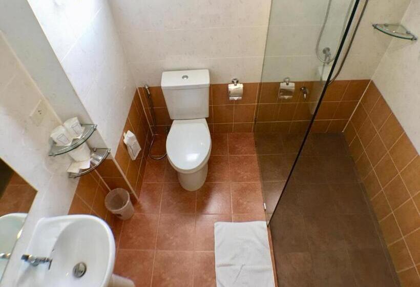 Отель Trat Center