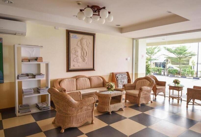 Отель Trat Center