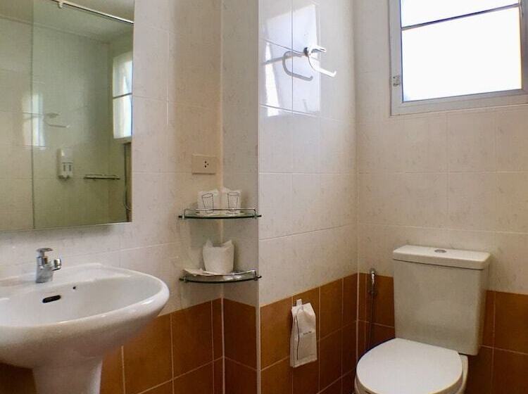 Отель Trat Center