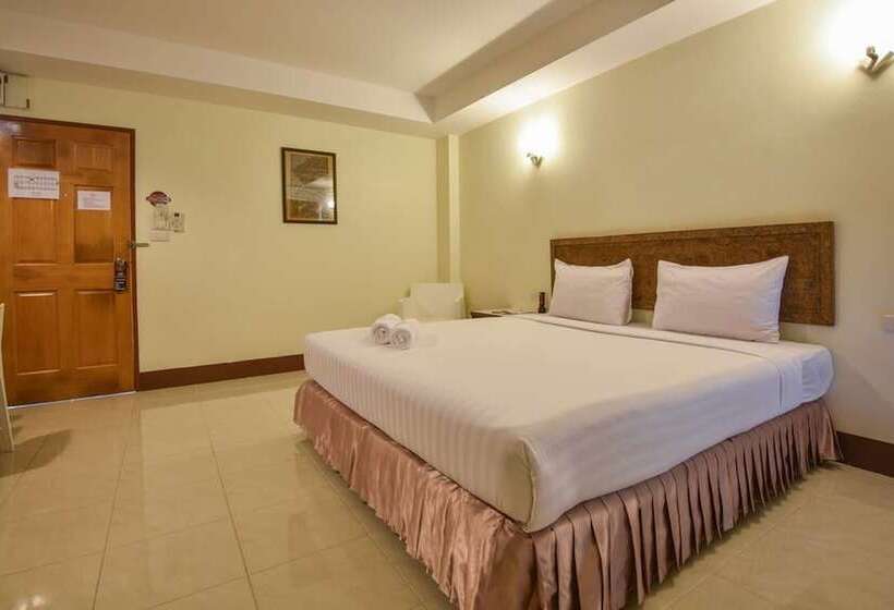 Отель Trat Center