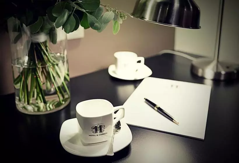 11 Hotel & Garden Boutique