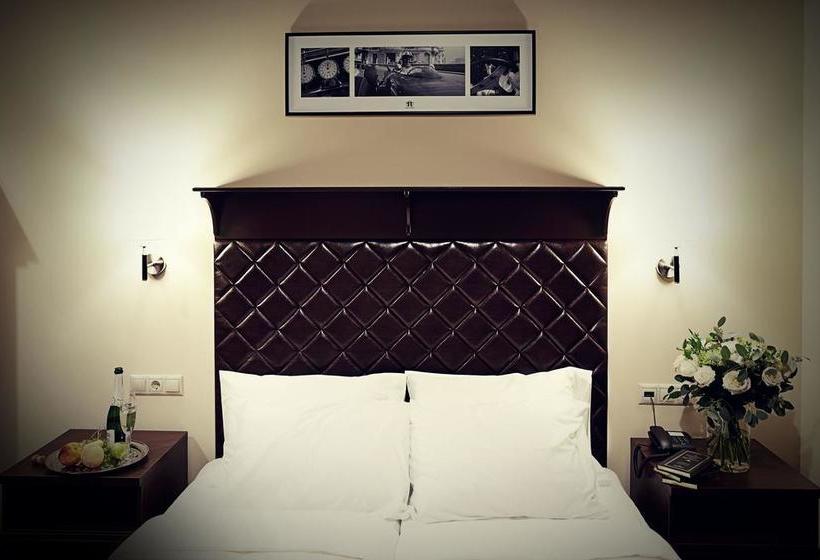 11 Hotel & Garden Boutique