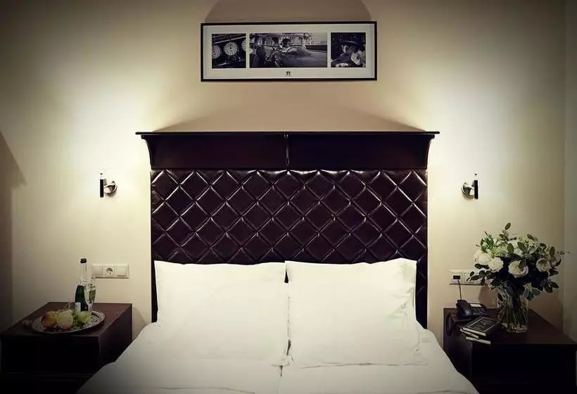 11 Hotel & Garden Boutique
