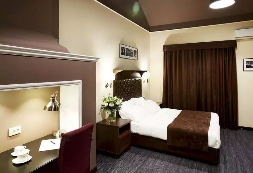 11 Hotel & Garden Boutique