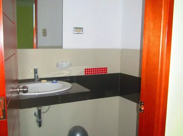 Ari S Hotel Iii
