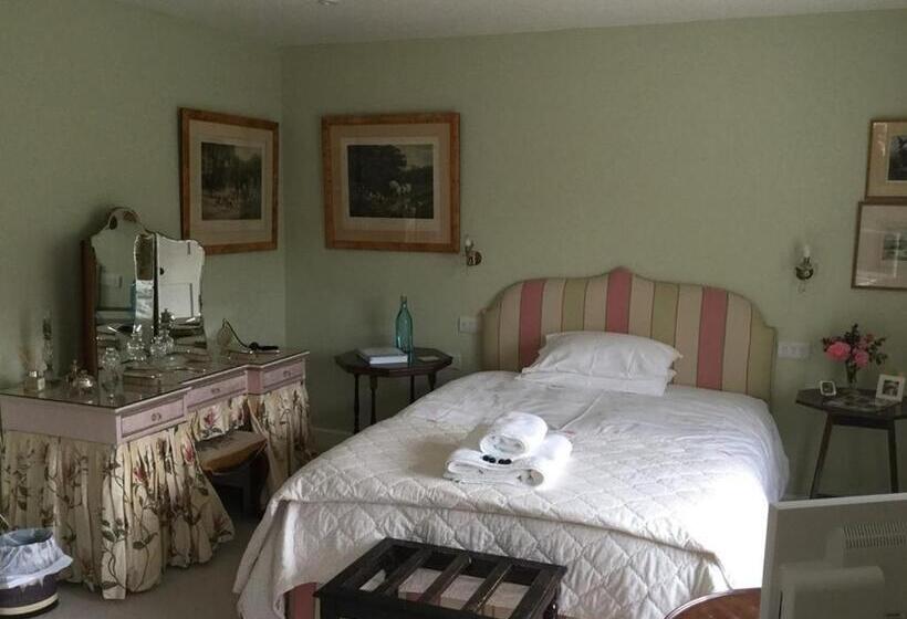 تختخواب و صبحانه Clare Cottage