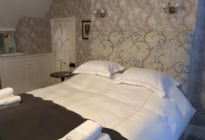 تختخواب و صبحانه Clare Cottage